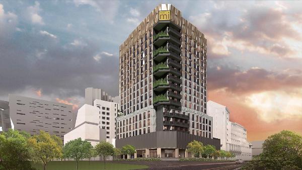 Hotel Miの看板と高層建物