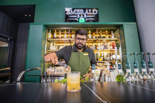 EMERALD BARの看板とカウンター