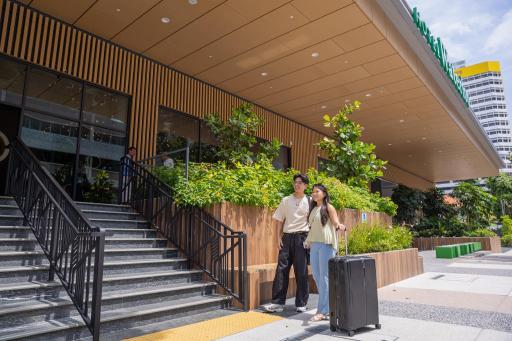 庇と階段、植栽のあるホテルの入口