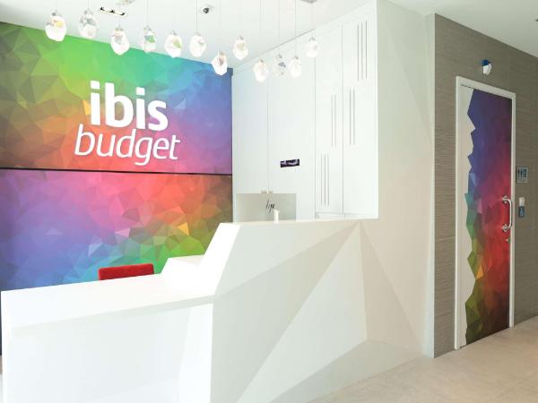 ibis budgetのロゴがある白い受付カウンター