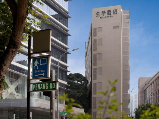 ホテル側面と通り