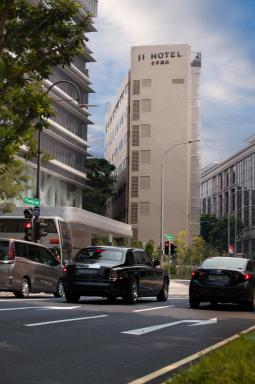 ホテル建物と道路交差点