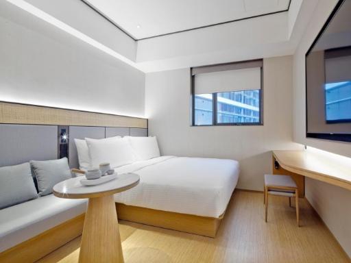 ベッドと丸テーブル