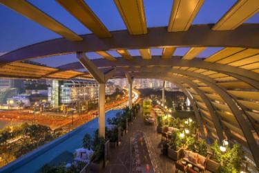 夜の屋外連絡空間と街路・植栽