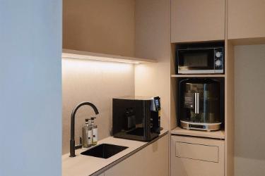電子レンジと給水器、カウンターの共用キッチン