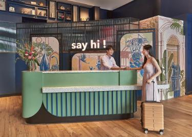 say hi!の受付で話すスタッフと利用者