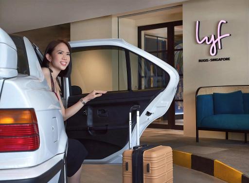 lyfロゴの壁とタクシー、利用者