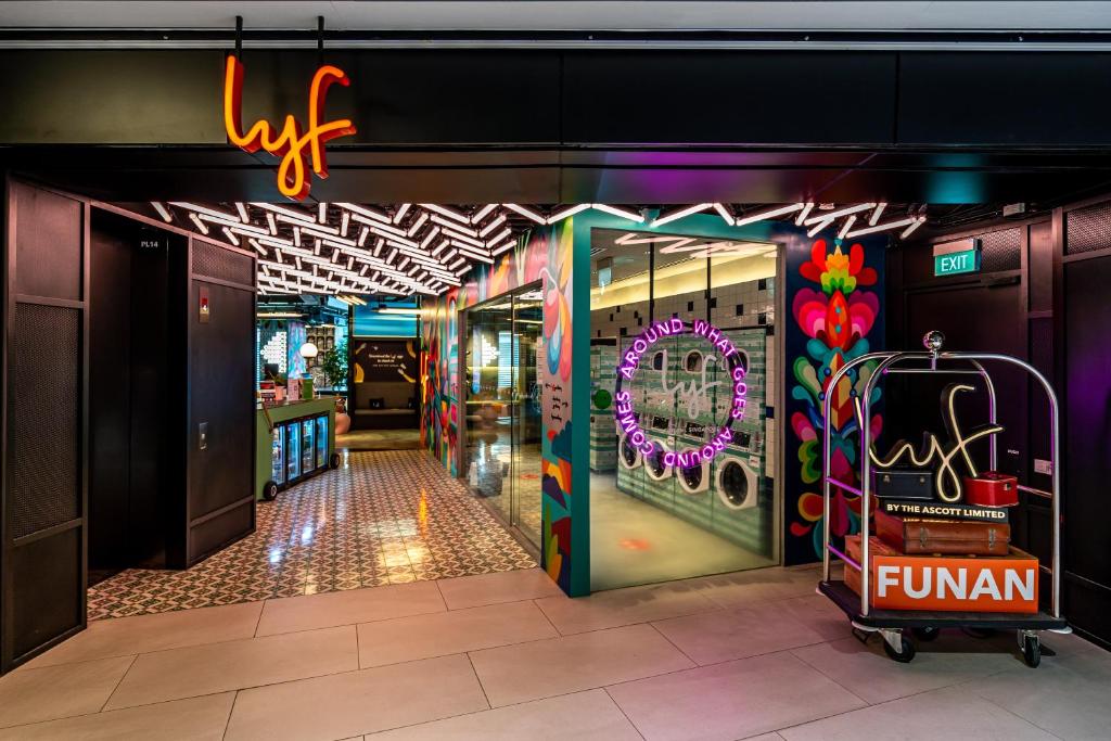 lyf Funanの看板と装飾されたエントランス