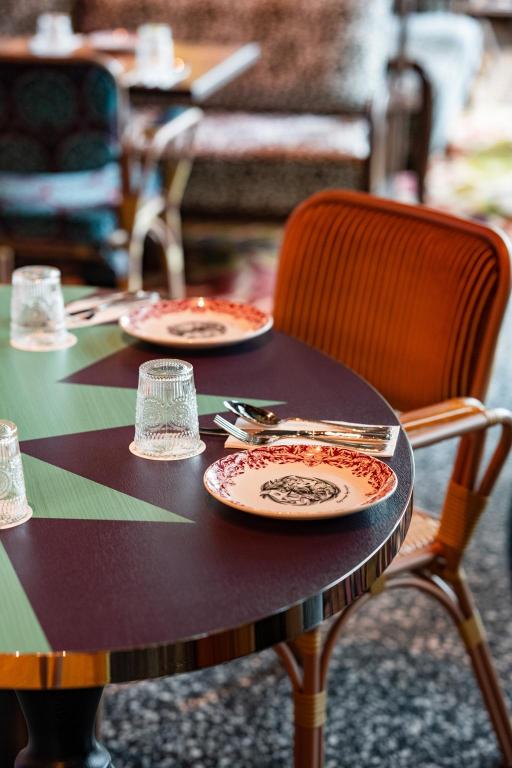 テーブルの飲料と皿、椅子