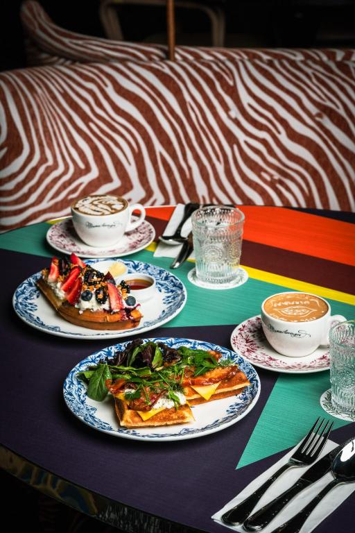 卵料理とパン、飲料のテーブル