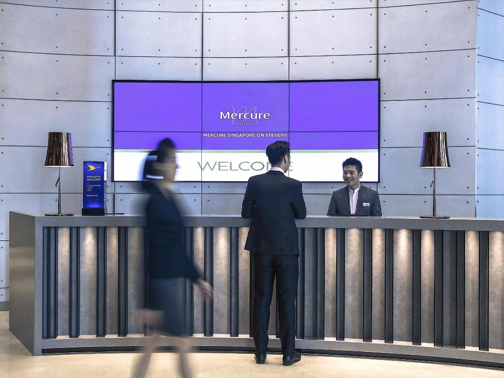 Mercure表示のある受付カウンター
