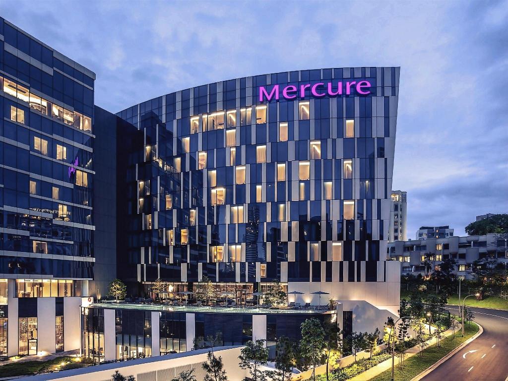 夜の複合施設とMercureの看板