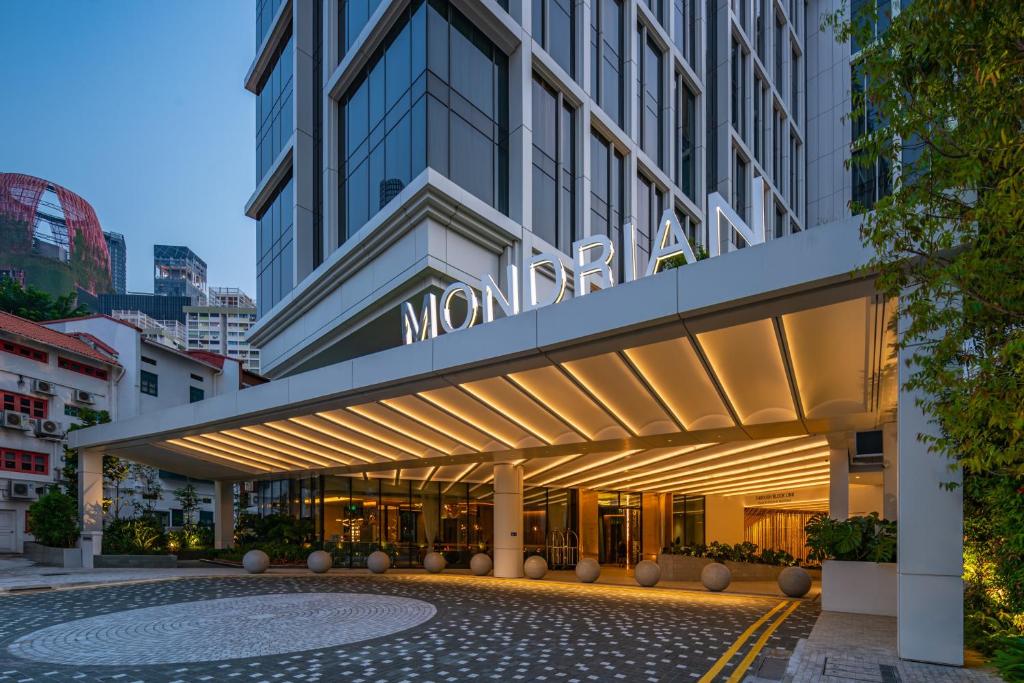 MONDRIANの看板とヤシの木がある入口