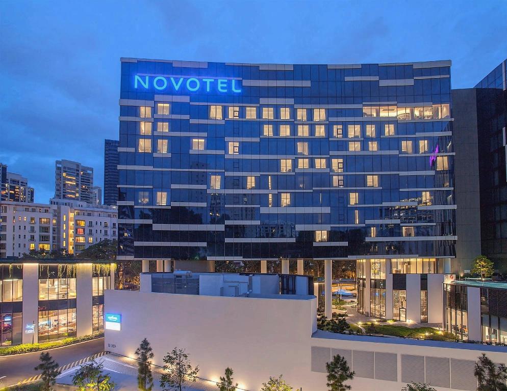 Novotelの看板と建物外観