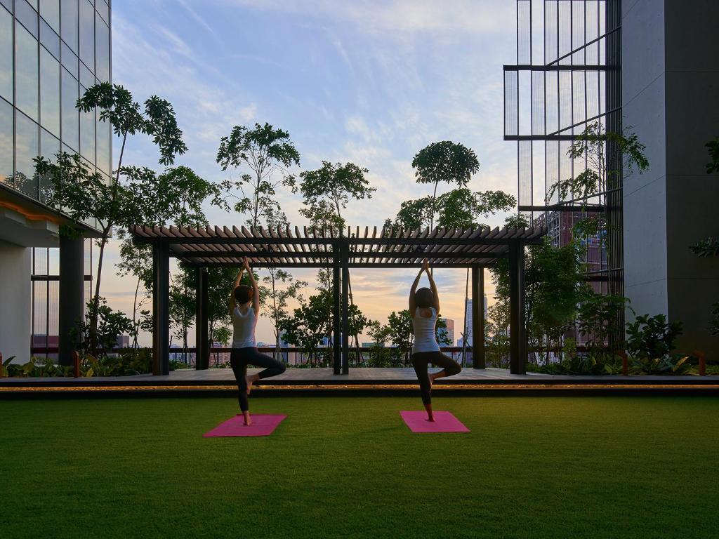 緑の芝とヨガマットのSky Terrace