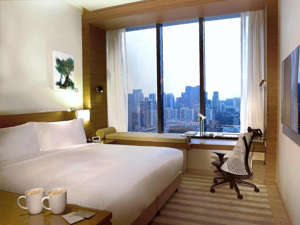 Mint Roomのベッドと窓