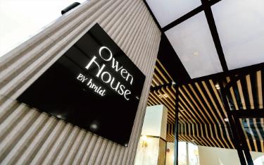 黒いOwen House by Hmletの看板とガラスの入口