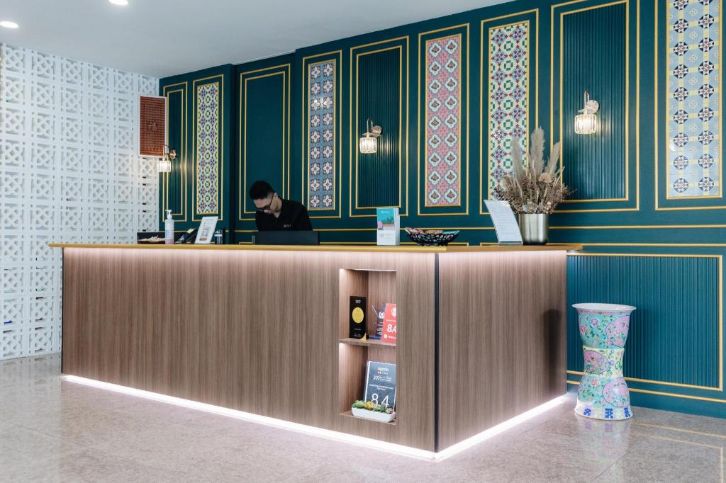 緑の装飾壁と受付カウンター