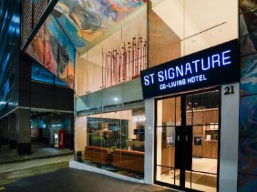 ST SIGNATUREの看板がある21番地の入口