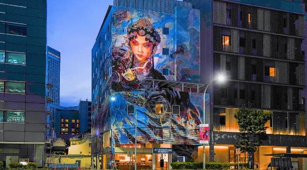 中国オペラ人物の壁画が描かれた夕景の建物