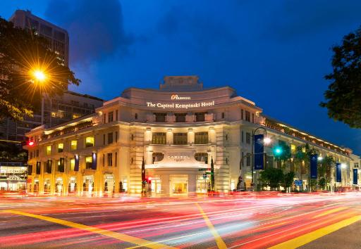 夜にライトアップされた建物と街路