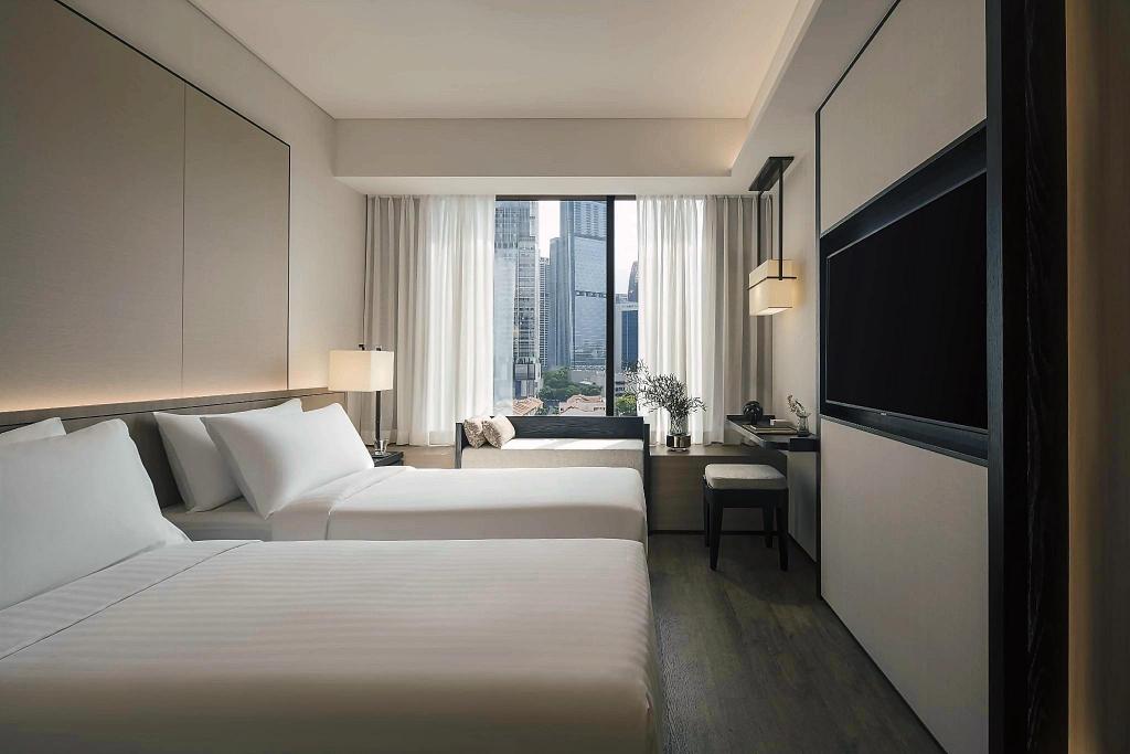 ツインベッドと窓辺のDeluxe Room