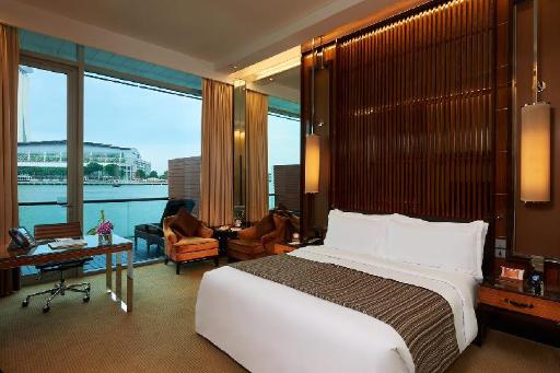 窓辺の机と湾を望むPremier Bay View
