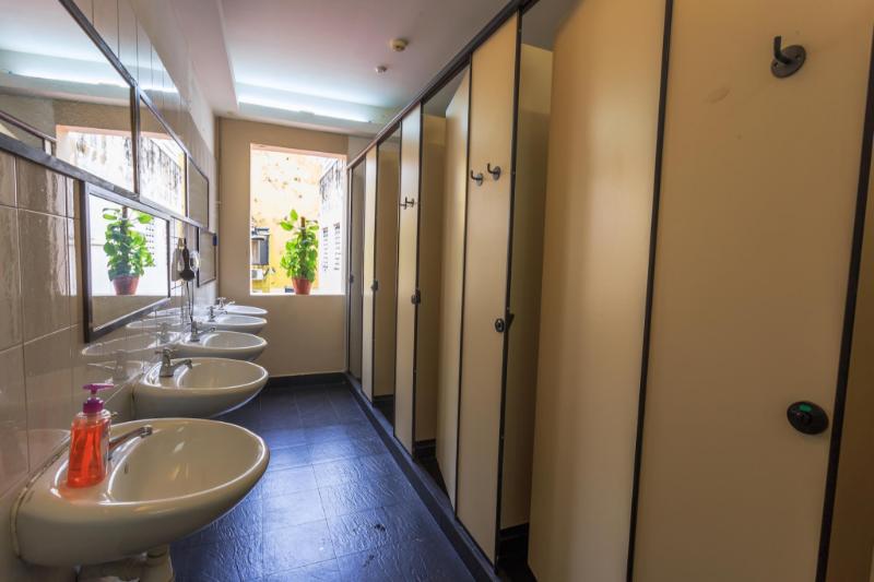 ドミトリールーム 男女共用 ベッド計10台のベッド2台 (2 Beds in 10-Bed