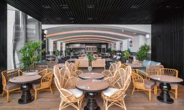 籐の椅子と丸テーブルのある店内