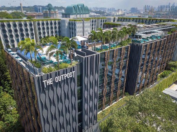 THE OUTPOSTの看板がある建物と屋上