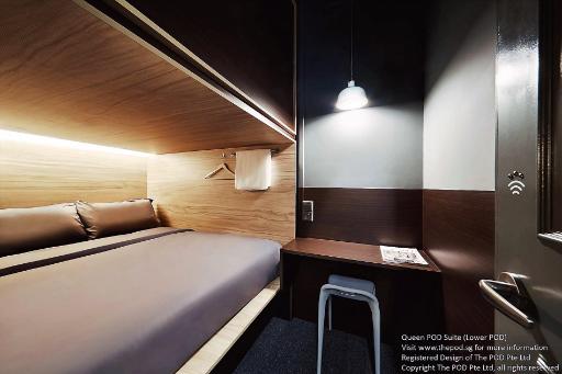 ベッドと仕事席のあるQueen Pod Suite