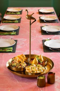 3段式の料理皿が並ぶ食卓