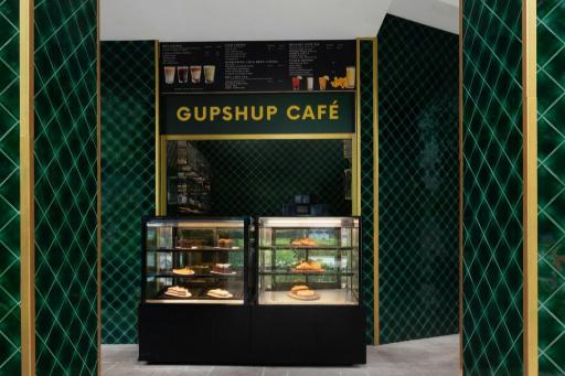 GUPSHUP CAFEの看板と菓子ケース