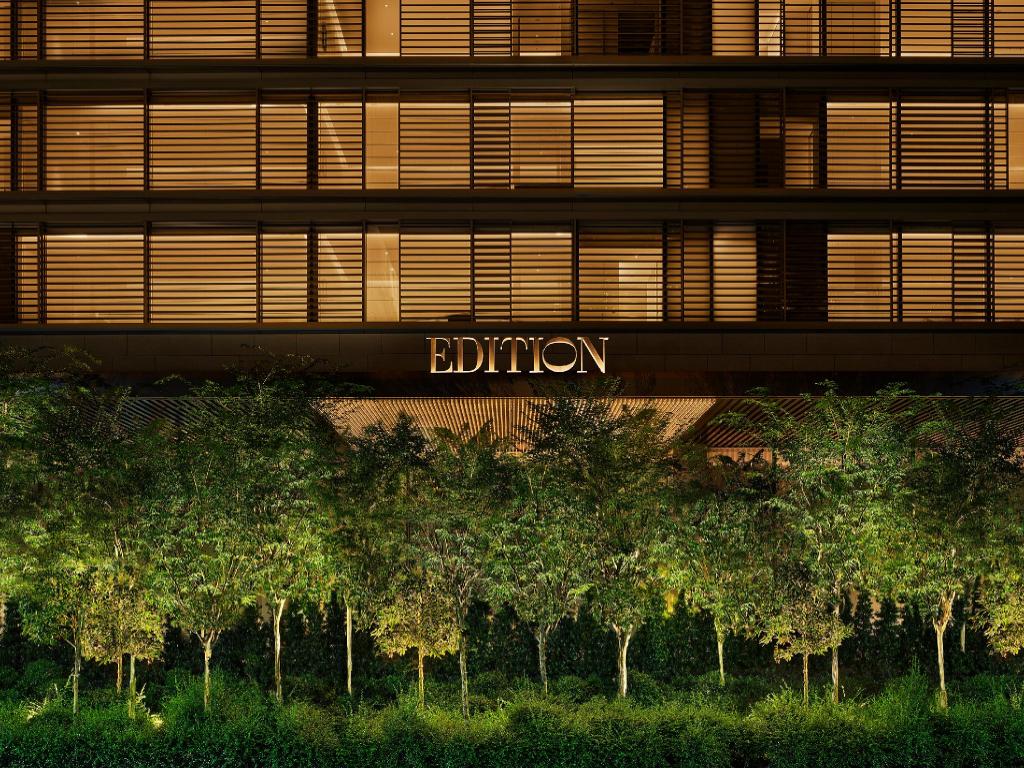 夜の建物と植栽、EDITIONの看板