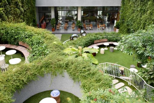 段状の庭と席を上から見たCafé