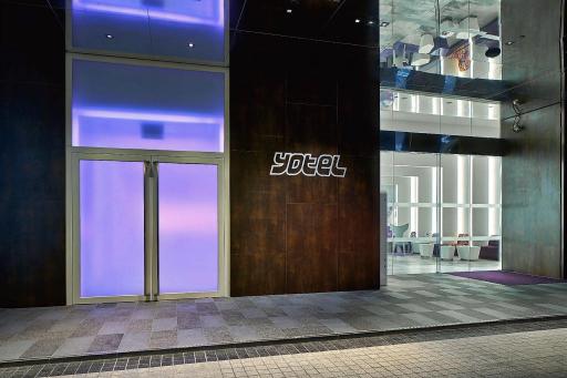 YOTELの看板がある入口