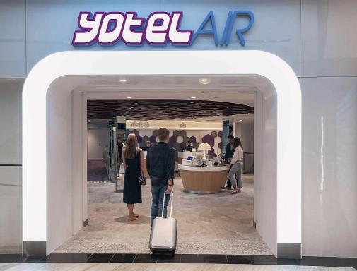 YOTELAIRの看板と白い入口アーチ