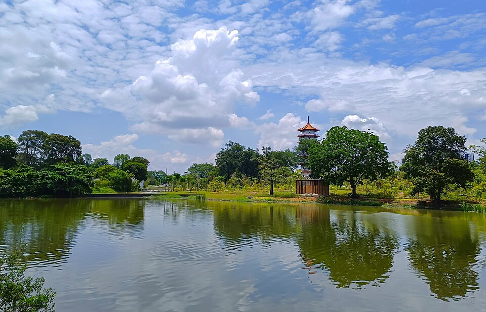 日本庭園から眺める中国庭園