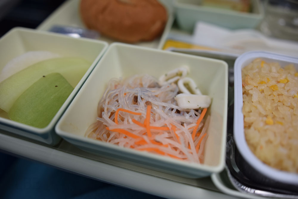 ベトナム航空の機内食のシーフードのサラダは少し辛いので注意！