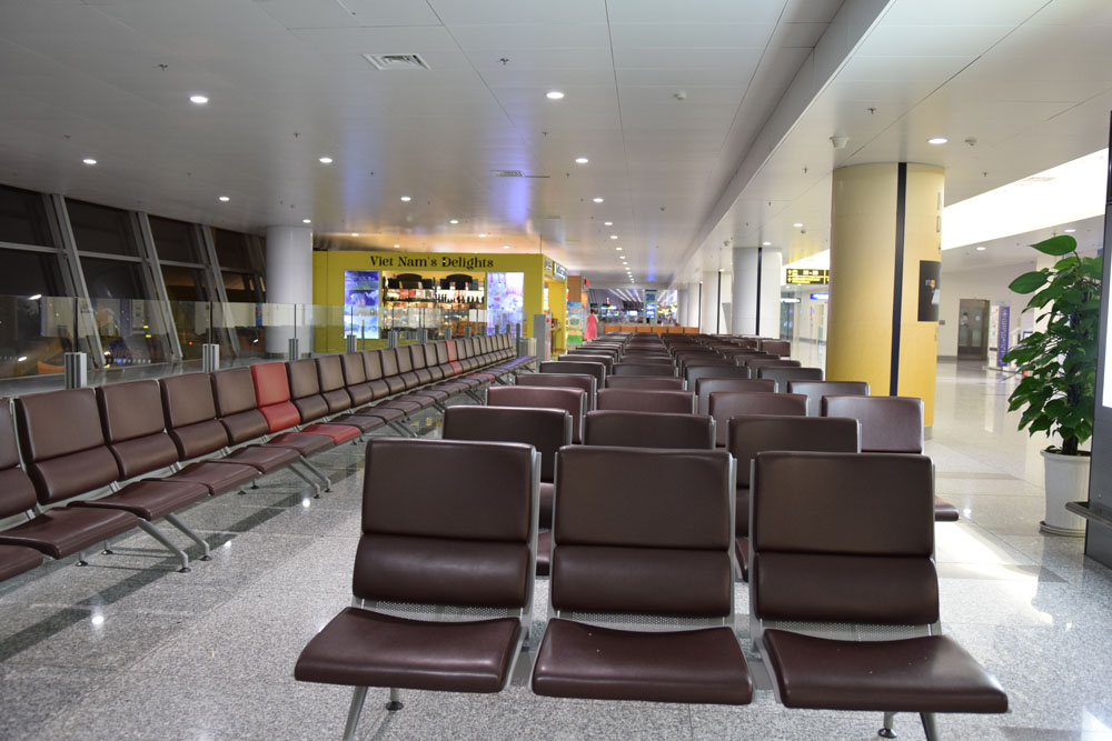 ハノイ・ノイバイ国際空港の椅子。仕切りがない椅子なので、4～5つ使用して横で寝ることも可能