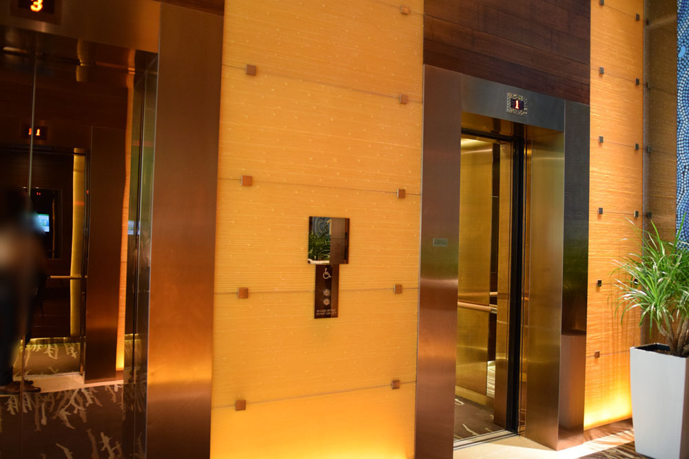 パークレジスシンガポールのエレベーター。金ピカで豪華です！