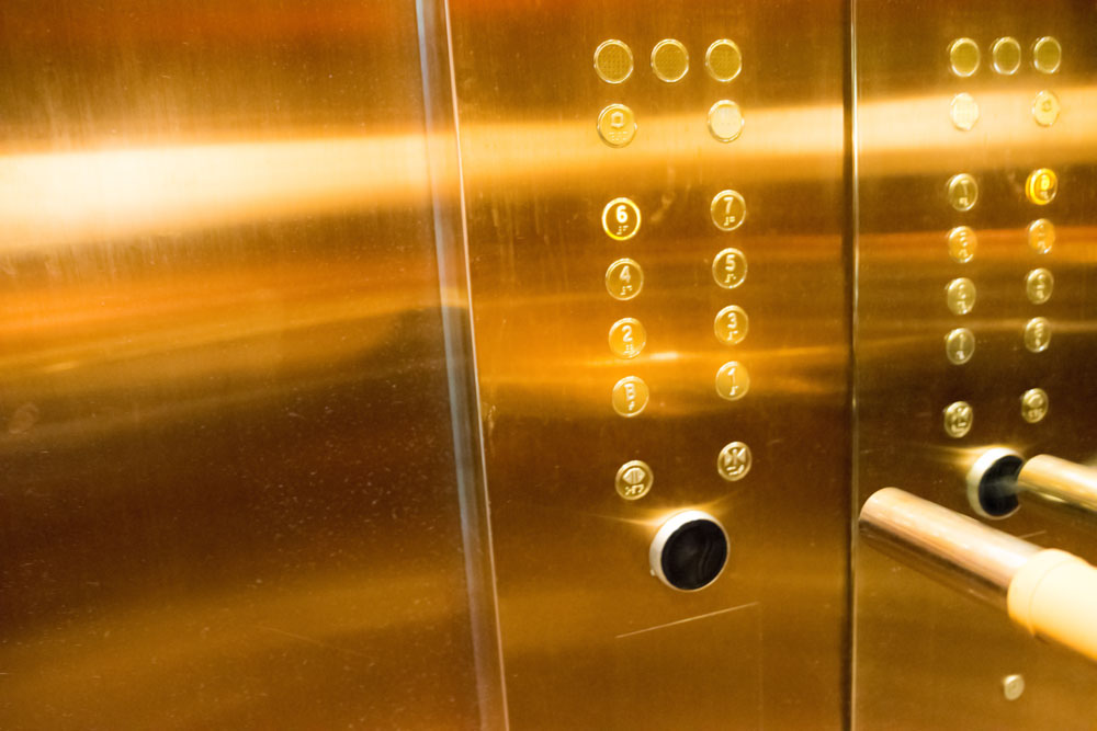 エレベータでは、行き先ボタンの下側にある黒いセンサーにキーカードを当てると、自分のお部屋の階が押せるようになります。