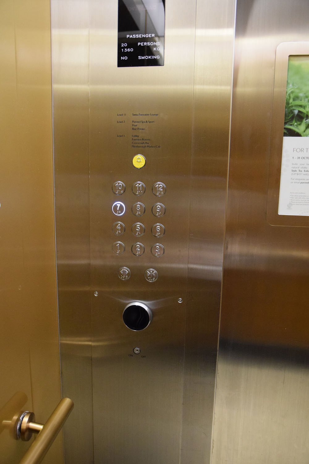 スイソテルマーチャントコートホテルは、立派な5つ星ホテルです！なので、エレベータでは、↑写真にある各階ボタンの下にある黒いセンサーにカードキーを当てないと自分のいる階にいけないのでご注意下さい！