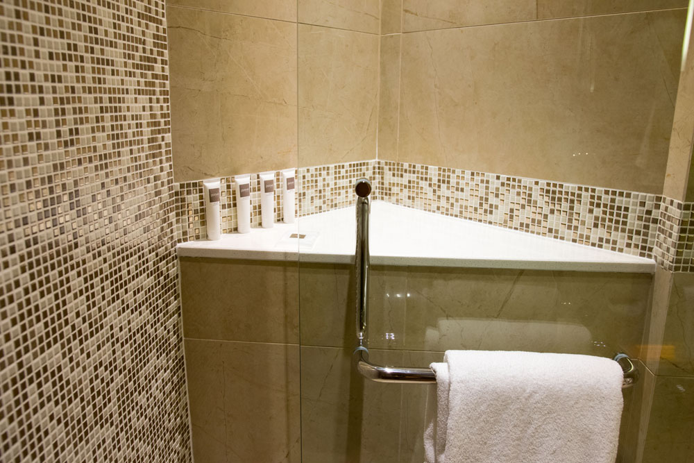 シャワールームの反対側には、シャンプー類が置いてあります！かなり広めなシャワールームです！