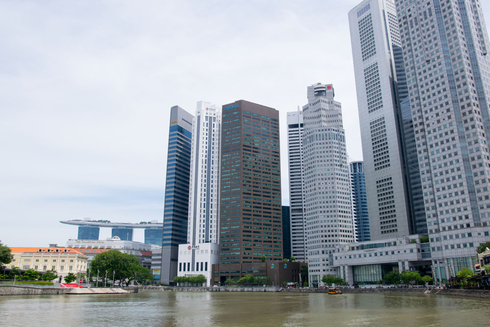少し歩くと、マリーナベイサンズホテルを背景に、シンガポールの高層ビル群が見えてきます！こちらも、現在のシンガポール情勢を肌で感じることができ、観光が楽しめます！散歩はやはり良い観光になりますね！