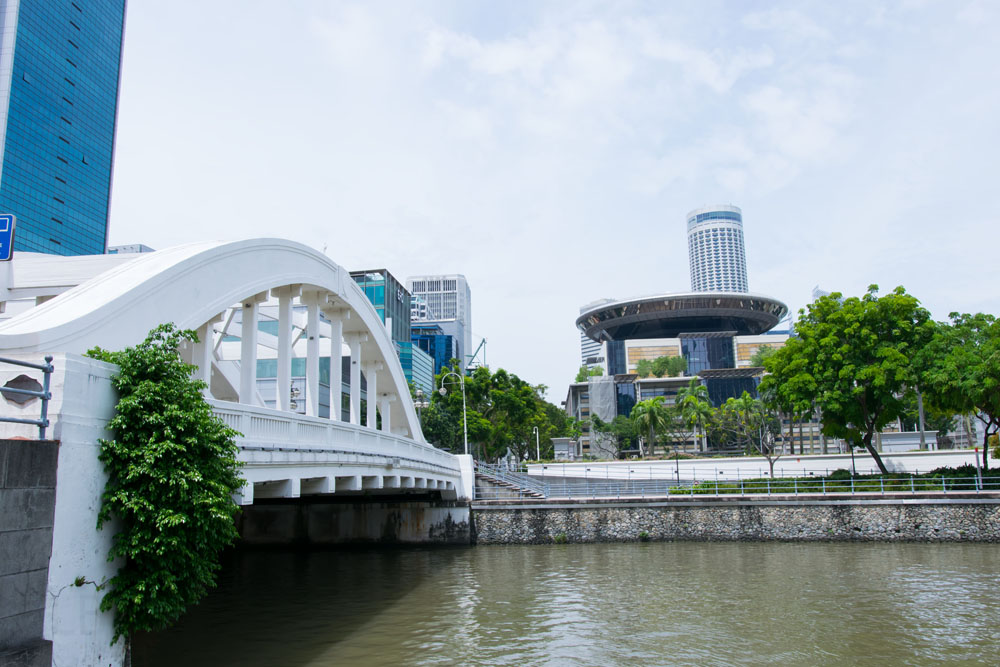さらに足を進め、シンガポール・リバーに掛かる橋を渡ります！この橋だけでも、純白のコロニアル感があり、シンガポール観光を楽しめます！