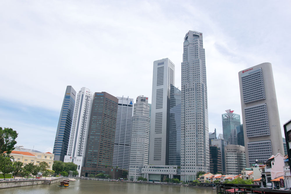 橋からのシンガポールの高層ビル街。圧倒されます！