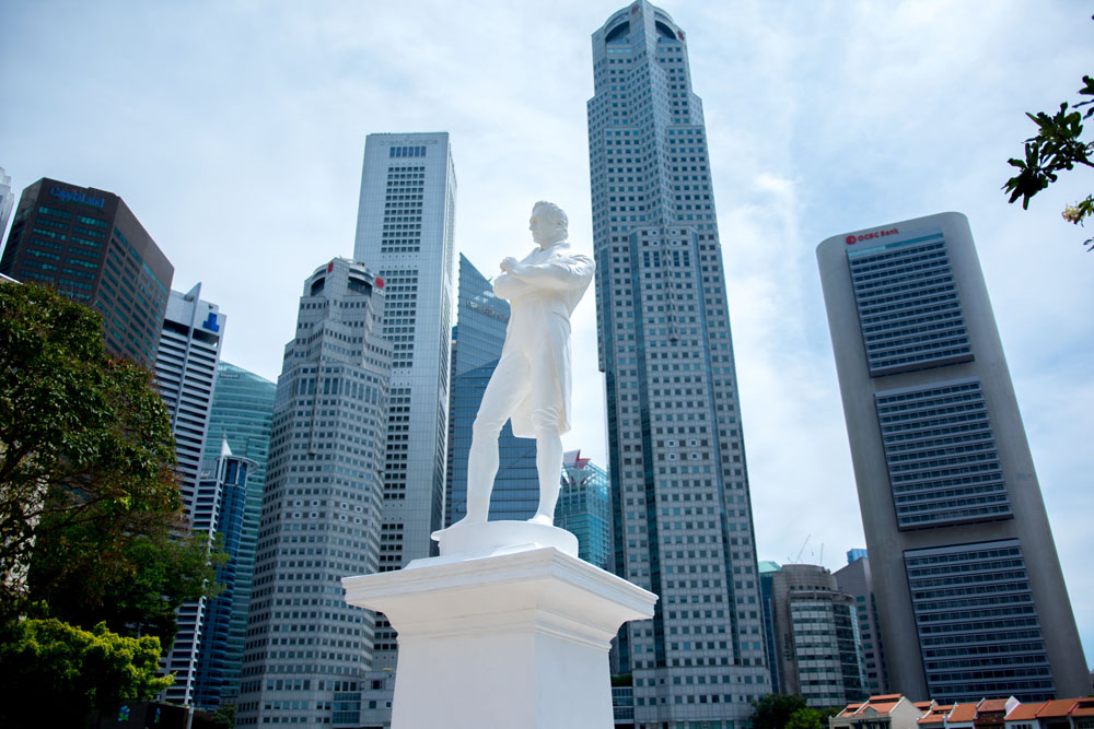 ラッフルズ卿上陸地点の背景には、シンガポールの高層ビル群が見えます。