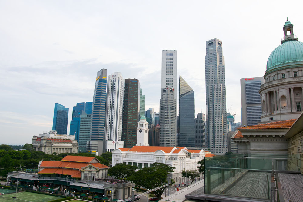 スモークアンドミラーズ(Smoke & Mirros)の右側の景色には、シンガポールの高層ビル群が繰り広げられていました！