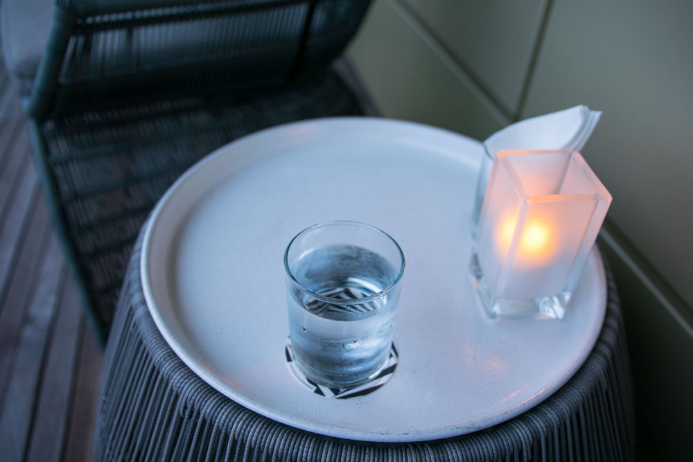 無料のお水。壁際の席ですが、お洒落な小テーブルがあり、ただの水もオシャレに見えてきます！笑